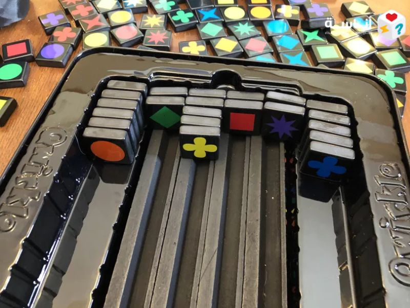 لعبة Qwirkle: عبقرية الأنماط وسحر الألوان الخشبية