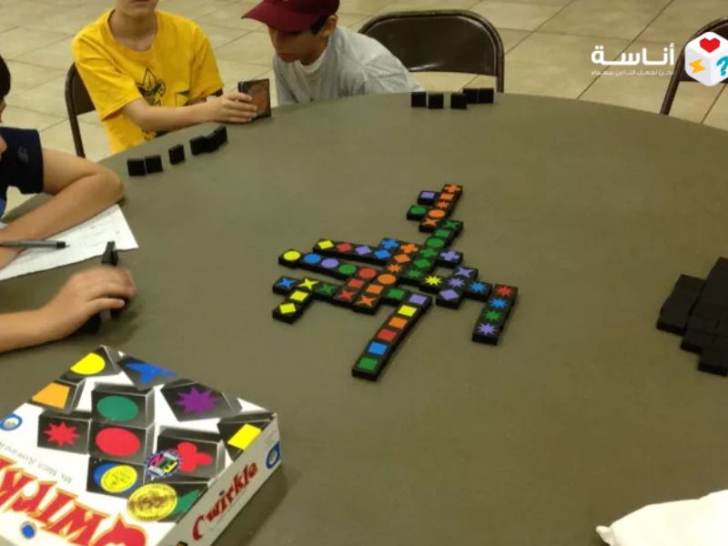 لعبة Qwirkle: عبقرية الأنماط وسحر الألوان الخشبية