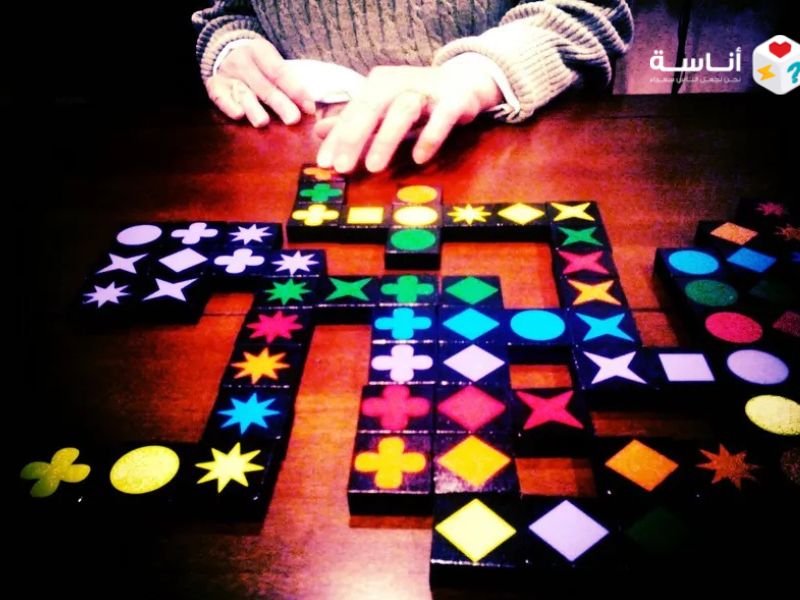 لعبة Qwirkle: عبقرية الأنماط وسحر الألوان الخشبية