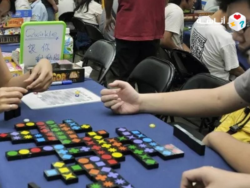لعبة Qwirkle: عبقرية الأنماط وسحر الألوان الخشبية