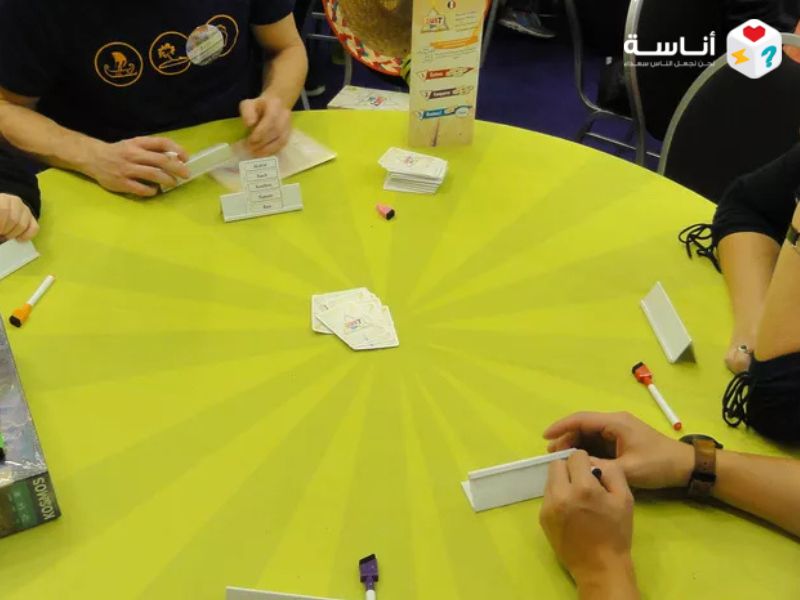 الدليل الأسطوري للعبة Just One : عبقرية التوافق وبلاغة الكلمة الواحدة