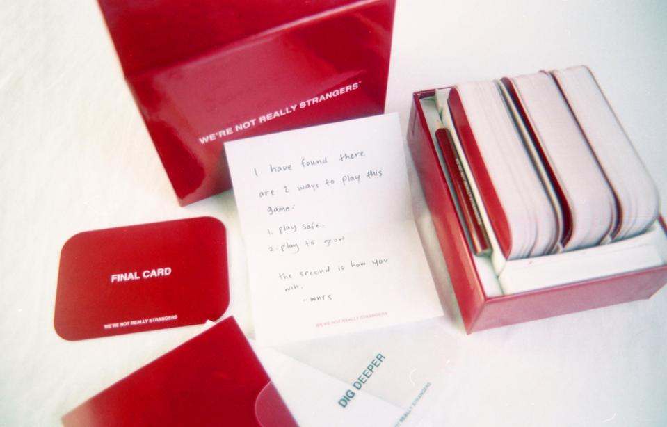 مراجعة لعبة We'reNotReallyStrangers – اكتشف عمق العلاقات بلحظات صادقة وممتعة