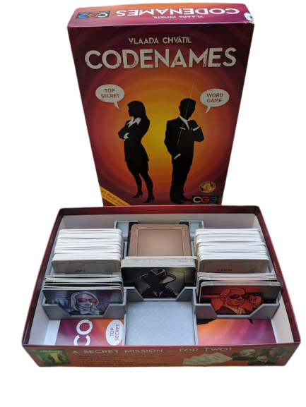 مراجعة لعبة Codenames – الدليل الشامل لملك الألعاب الجماعية وعالم العملاء السريين